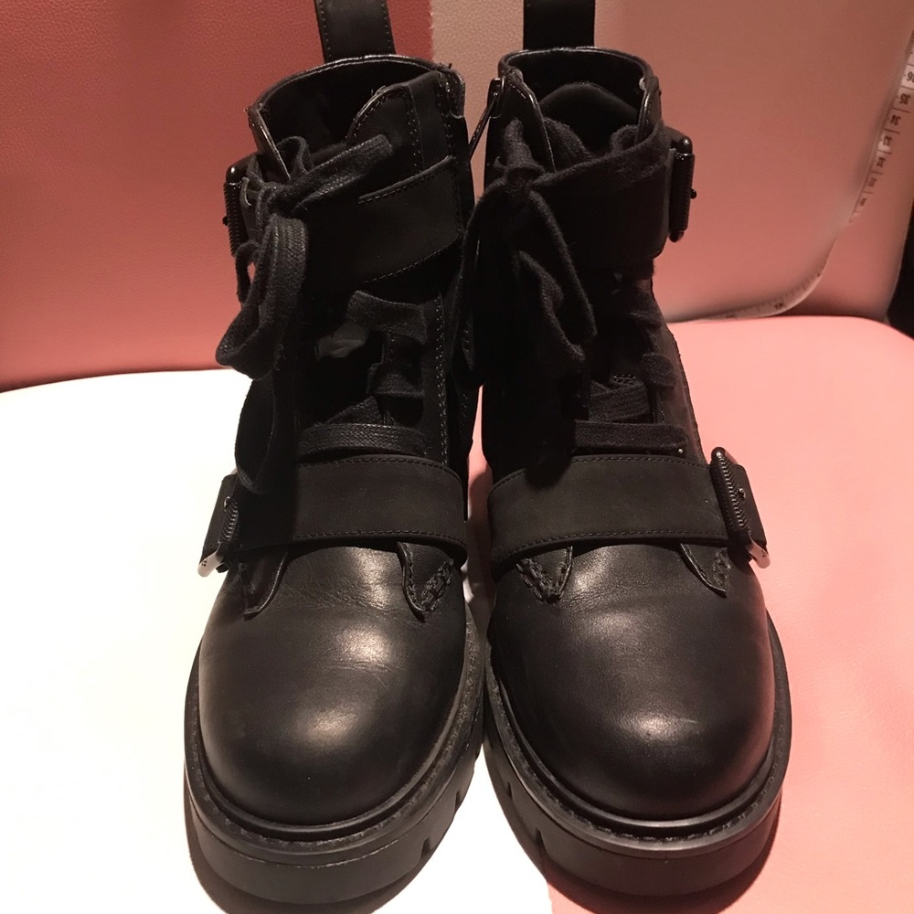 Like NEW UGG NOE COMBAT BOOTS